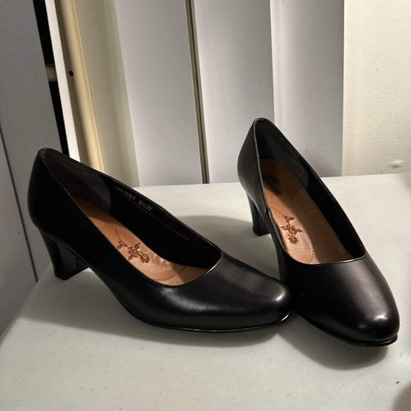 Ros Hommerson Classic Leather Pumps Heels Sz 6.5 Wide - Picture 2 of 9